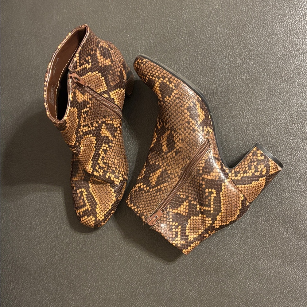 Retro Snakeskin Print Boots 6.5 🐍